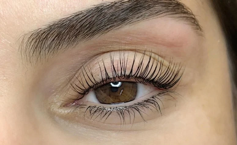 Cílios curvados e realçados após lash lifting